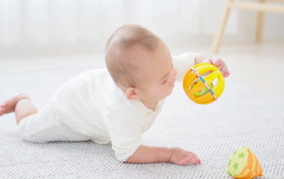 小さな子供が何でも口にし、ウイルス感染が心配